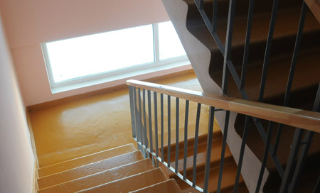 Renovuotas daugiabutis (devynaukštis) namas Debreceno gatvėje 38, Klaipėdoje. Laiptinė Renovacija